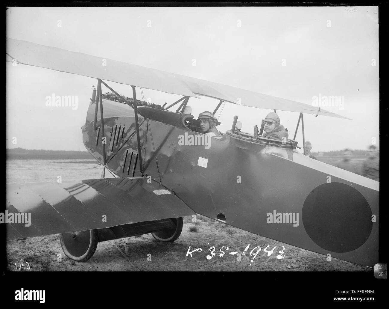 Ein Oldtimer-Doppeldeckerflugzeug aus dem frühen 20. Jahrhundert, das eine bedeutende Ära in der Luftfahrtgeschichte darstellt. Dieses Flugzeug wurde für Flugtraining und militärische Nutzung konzipiert, wobei sein offenes Cockpit und die Doppelflügel charakteristisch für die frühe Luftfahrttechnik sind. Das Foto spiegelt die technologischen Fortschritte der damaligen Zeit wider und zeigt das Design und die Konstruktion früherer Flugzeuge. Stockfoto