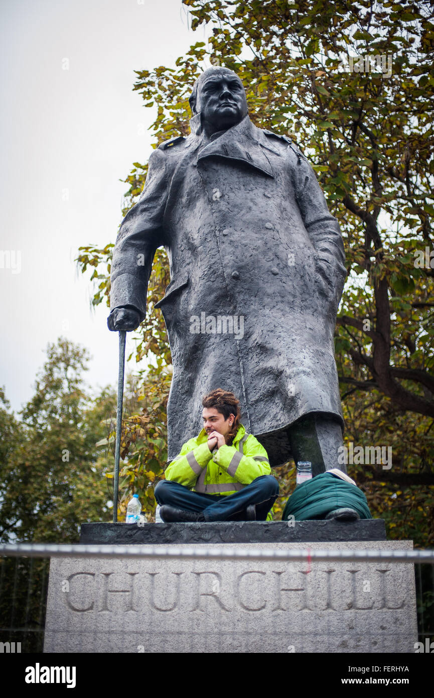 Antikapitalistische Demonstrant sitzt auf Churchill Statue für 28 Stunden Pensum gegen Polizei Stockfoto