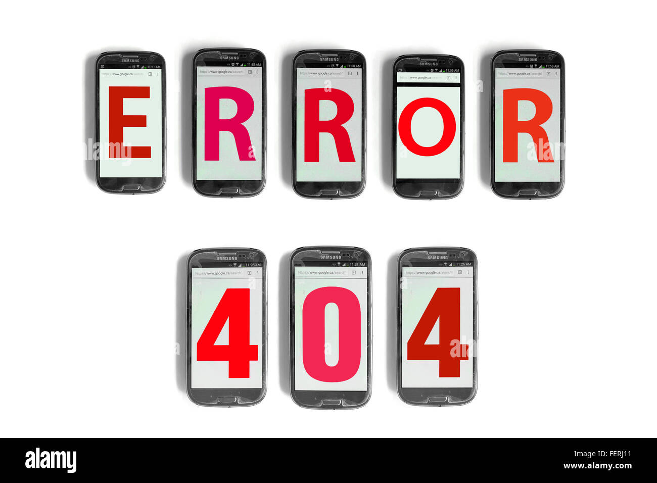 Fehler 404 auf den Bildschirmen der Smartphones vor weißem Hintergrund fotografiert. Stockfoto
