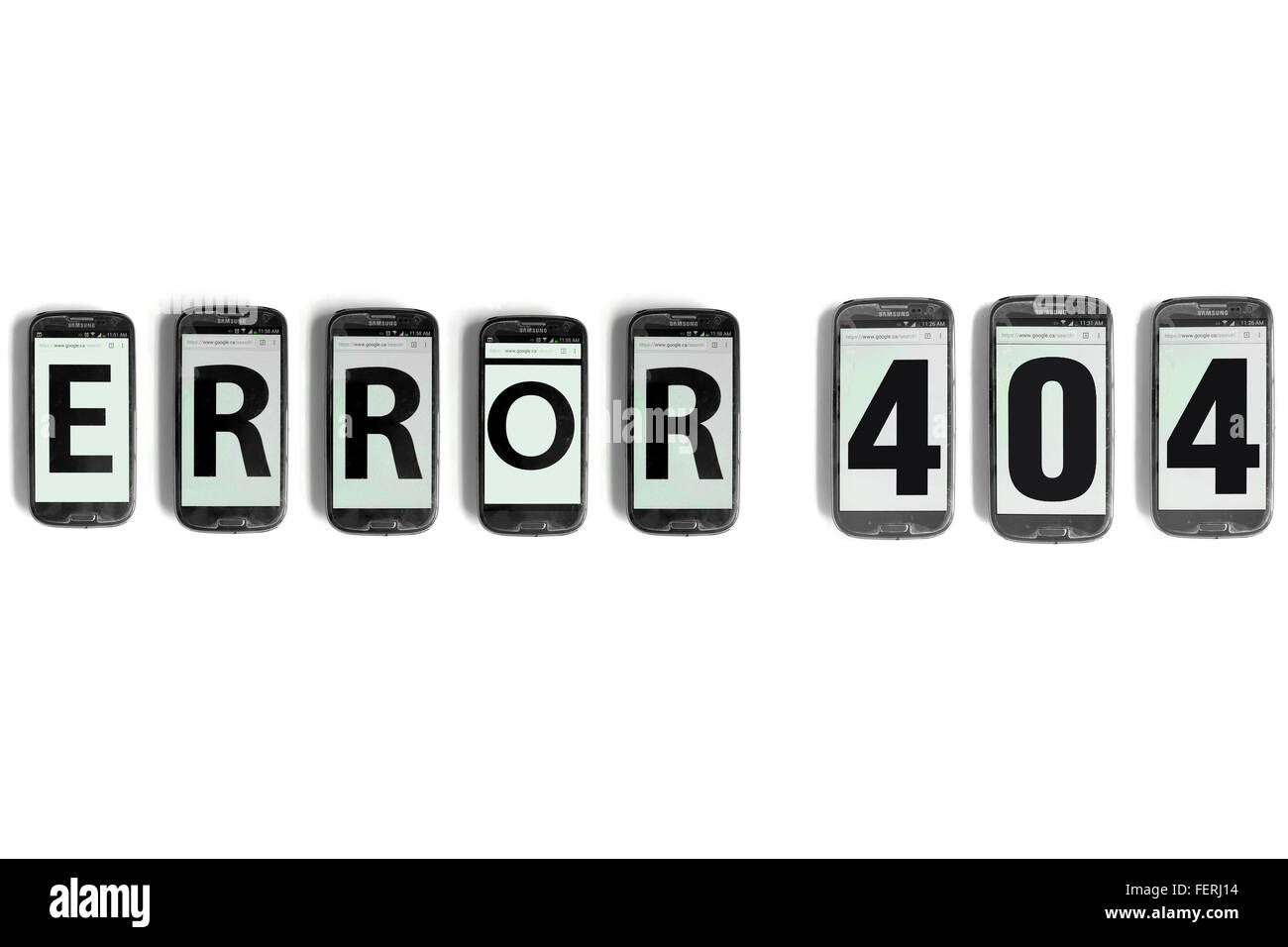 Fehler 404 auf den Bildschirmen der Smartphones vor weißem Hintergrund fotografiert. Stockfoto
