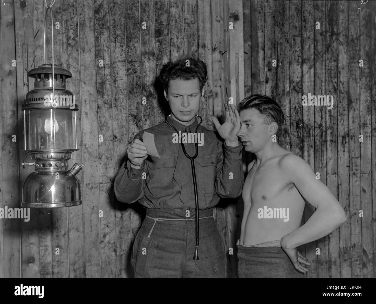 Ein Foto aus dem Zweiten Weltkrieg, das Freiwillige unter den Fahnen in Finnmark, Norwegen, zeigt. Das Bild fängt einen Moment aus der Befreiung Kirkenes während des Krieges ein und spiegelt die Rolle der Region im norwegischen Widerstand und die mögliche Freiheit im Jahr 1944 wider. Stockfoto