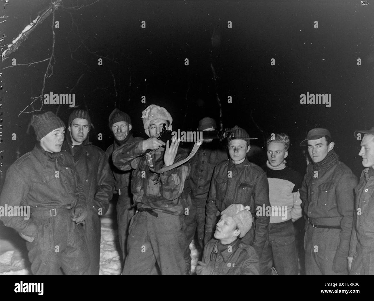 Das Foto zeigt Freiwillige unter den Transparenten während der Befreiung Finnmarks im Zweiten Weltkrieg, insbesondere in Kirkenes, Norwegen, was das Ende der Nazi-Besatzung im Jahr 1944 hervorhebt. Das Bild, das ursprünglich während des Zweiten Weltkriegs aufgenommen wurde, wurde 2015 während der Feierlichkeiten zum Befreiungstag geehrt. Stockfoto