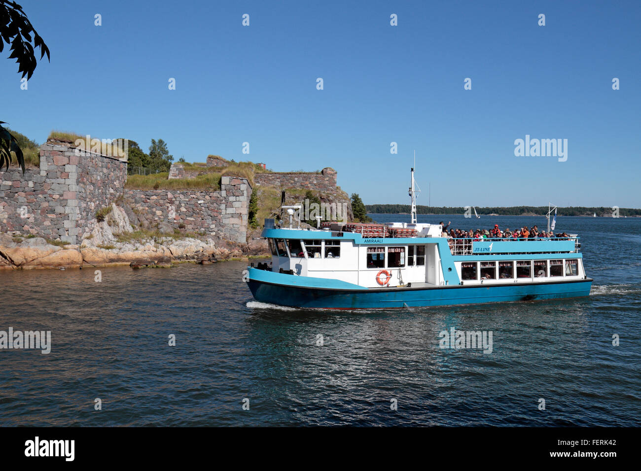 Ein JT-Line Wassertaxi (zwischen Kauppatori und Suomenlinna) auf die Festung der Insel Suomenlinna, Helsinki, Finnland. Stockfoto