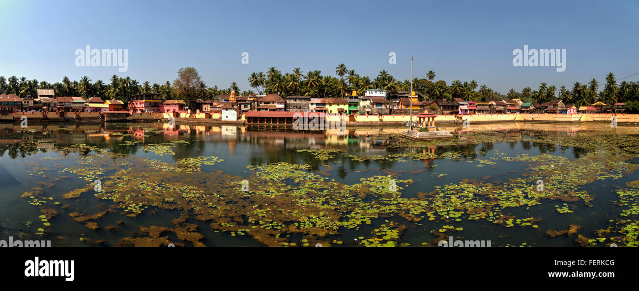 Panorama der Heiligen hinduistischen Kotitheertha Tempel mit Teich im Zentrum von Ilanz, Karnataka State Capital, Indien - High Definition Weitwinkel Composite, keine HD Stockfoto