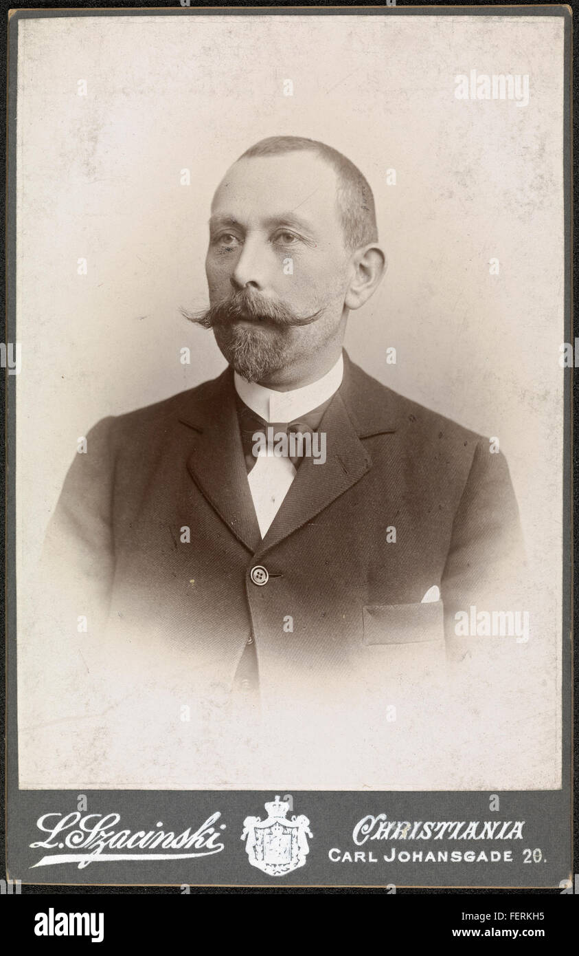 Dieses Schwarzweiß-Foto zeigt einen nicht identifizierten Mann aus dem Jahr 1897. Sie reflektiert Porträtfotografie aus dem späten 19. Jahrhundert und hebt Details wie Gesichtsbehaarung und die Mode der Epoche hervor. Stockfoto
