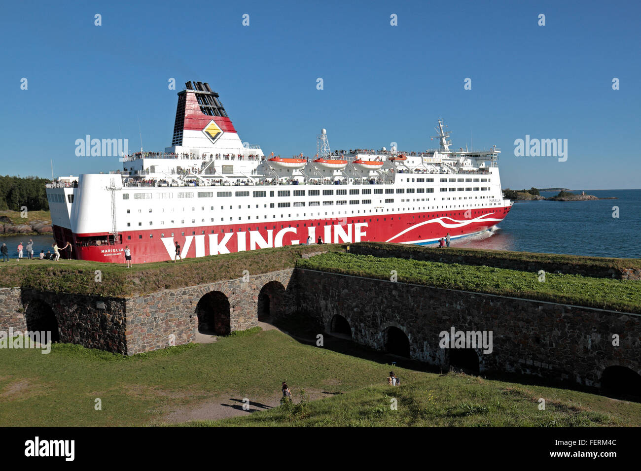 Die MS Gabriella Viking Line Passagierfähre durch die Meerenge Kustaanmiekka, Suomenlinna, Helsinki, Finnland. Stockfoto