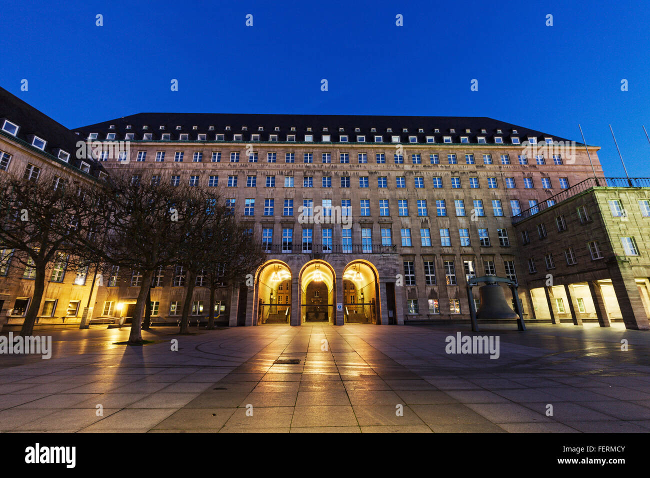 Bochumer Rathaus bei Nacht Stockfoto
