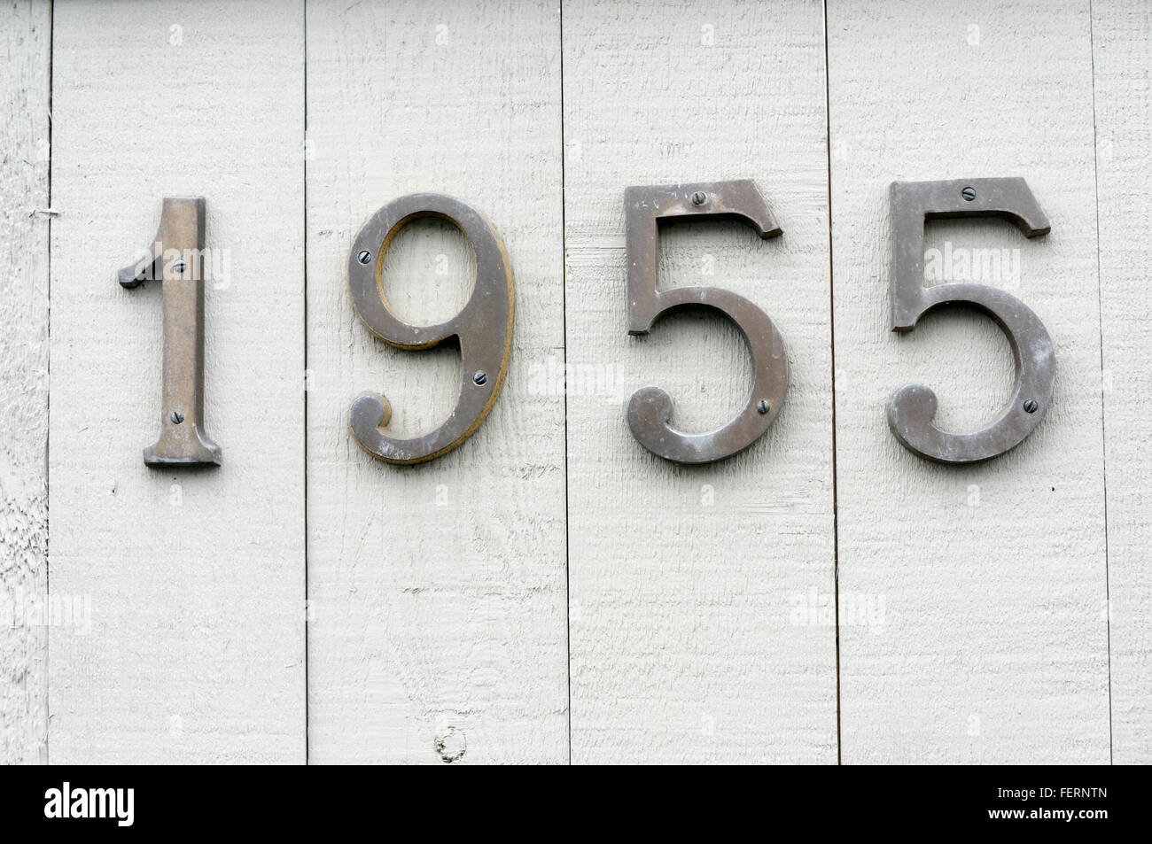 1955 Metall Hausnummer auf bemalten Holztafeln Stockfoto