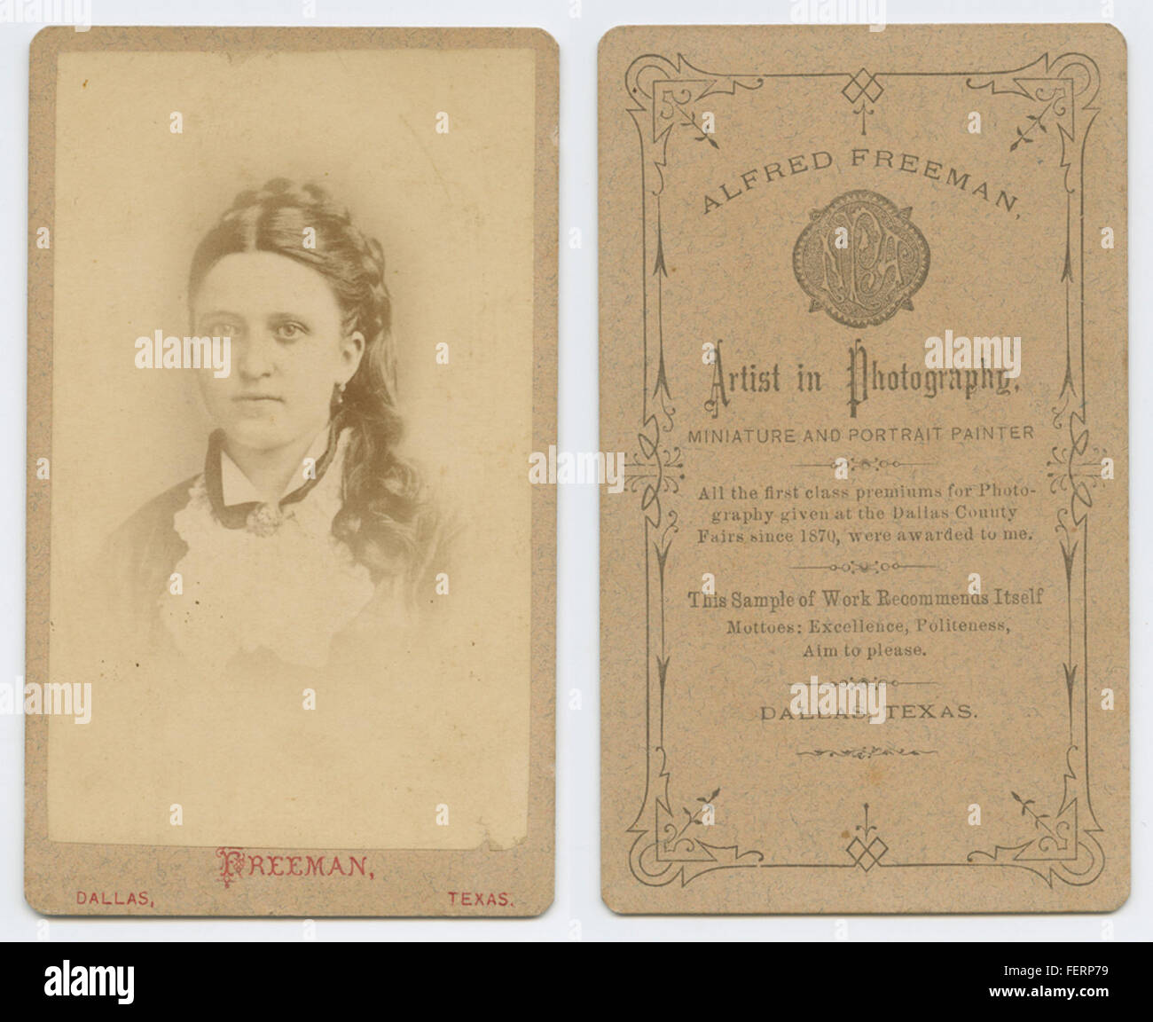 Ein Porträt einer Frau, die eine Brosche trägt, die ein elegantes modisches Statement festlegt. Das Bild zeigt Vintage-Stil und Accessoires-Trends, die mit der Mode des 19. Oder frühen 20. Jahrhunderts verbunden sind. Stockfoto