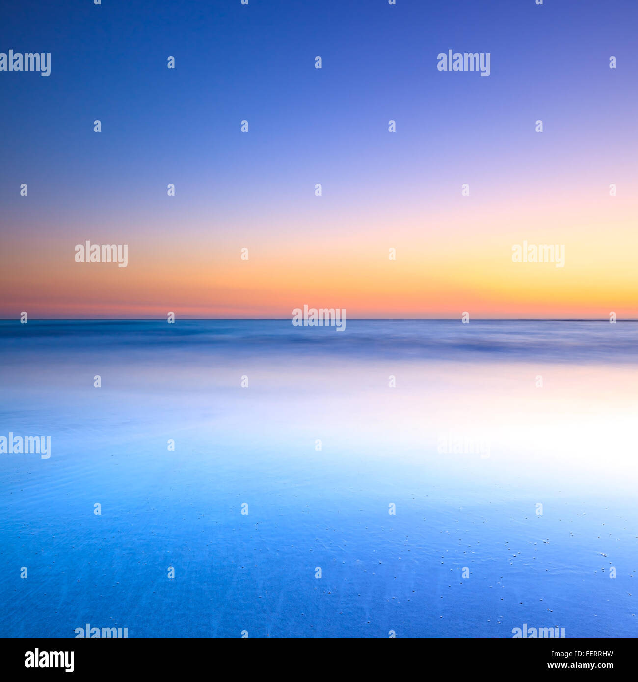 Weißer Strand, blaues Meer und klarem Himmel. Dämmerung Sonnenuntergang im Hintergrund Stockfoto