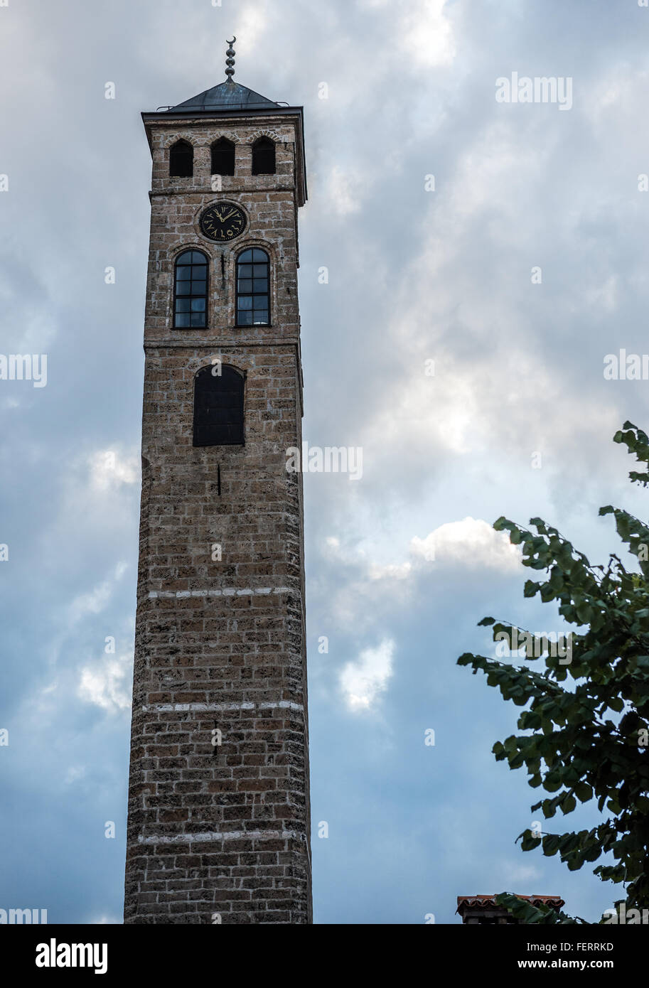 Sahat Kula Glockenturm in der Nähe von Gazi Husrev-beg-Moschee im historischen Viertel Bascarsija in Sarajevo, Bosnien und Herzegowina Stockfoto