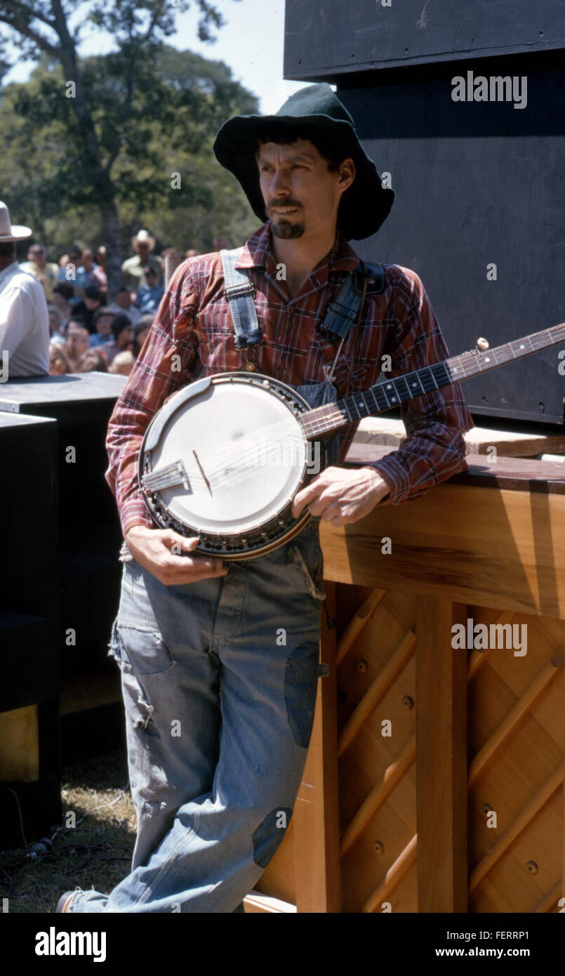 Dieses Bild zeigt die Texas State Arts and Crafts Fair in Kerrville, Texas, mit lokalen Handwerkern und Musikern. Die Veranstaltung feiert die texanische Kultur mit einem Schwerpunkt auf Kunst, Kunsthandwerk und Live-Musik, einschließlich Banjo-Aufführungen. Stockfoto