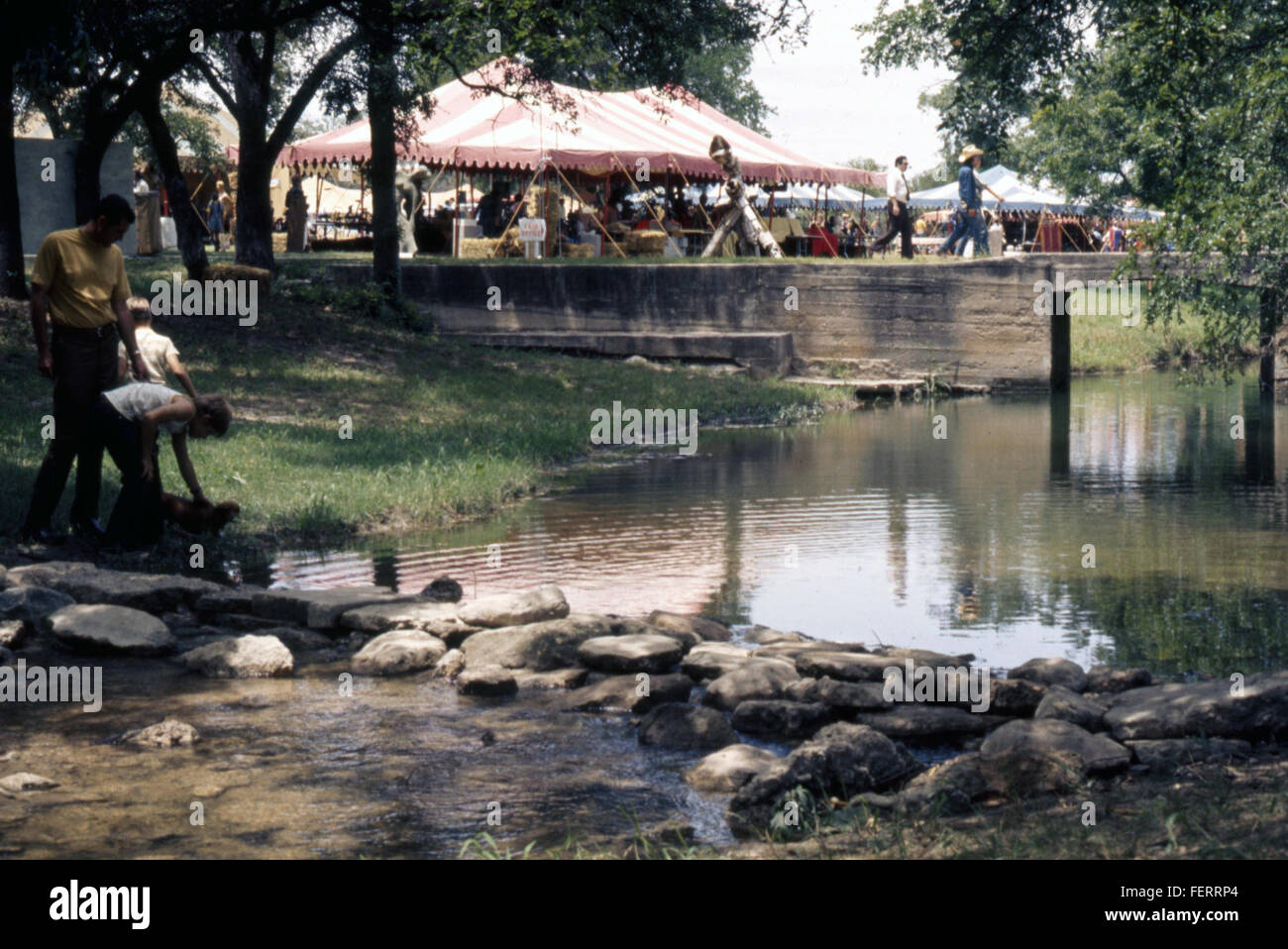 Die Texas State Arts and Crafts Fair in Kerrville, Texas, zeigt lokale Handwerkskunst, darunter Töpferwaren, Textilien, und handgefertigte Waren. Die Veranstaltung feiert texanische Kunst, Kunsthandwerk und lokale Kultur. Stockfoto