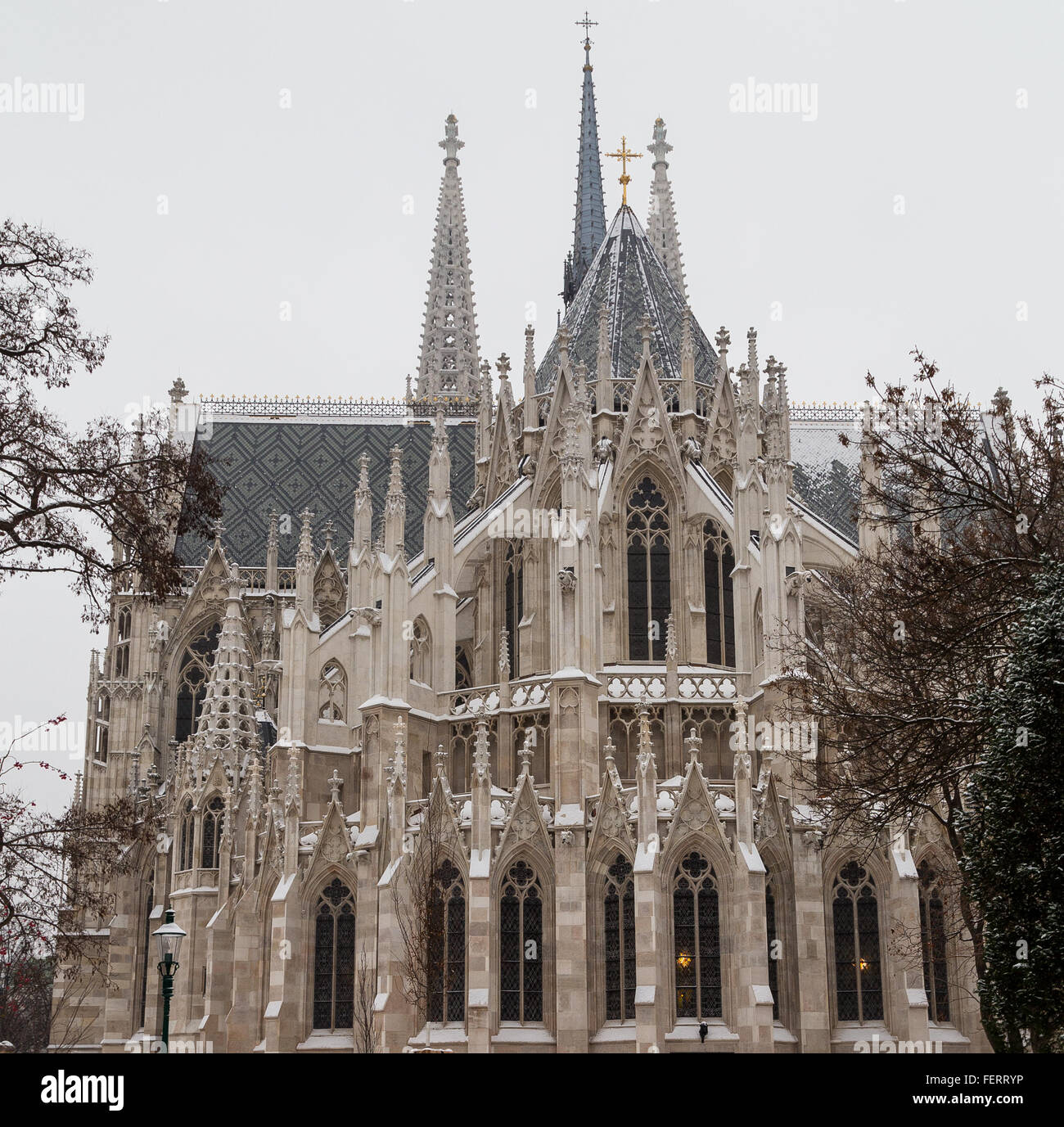 Wien, 5. Januar 2016: außen an der Votivkirche in Wien während des Tages. Menschen können gesehen werden. Stockfoto