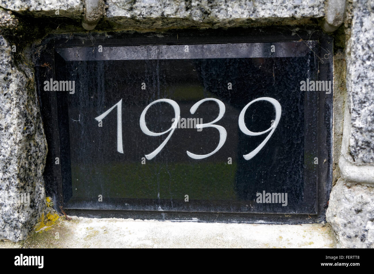 1939-Hausnummer auf schwarzen Felsen Hintergrund Stockfoto