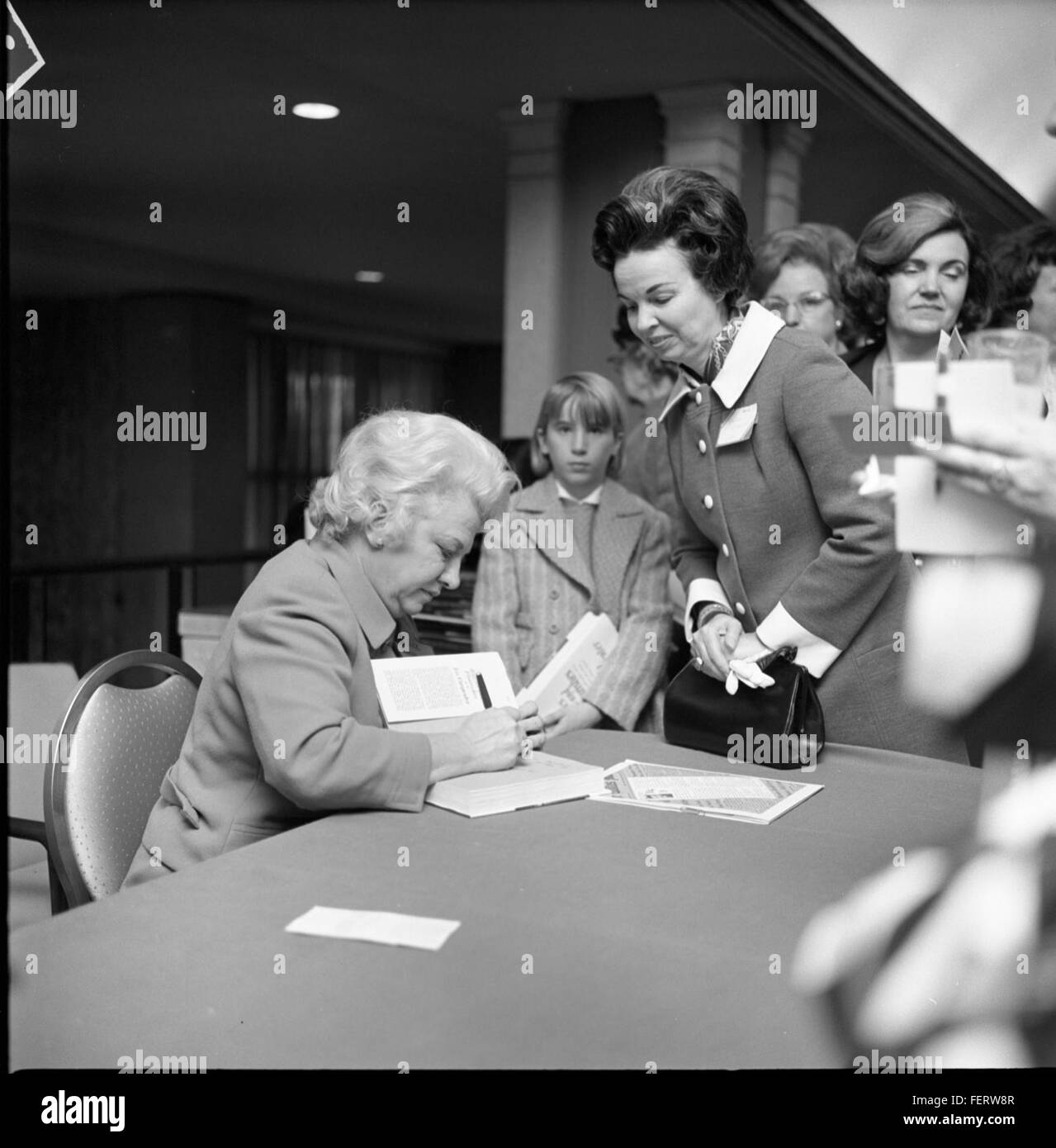 Foto aus dem Jahr 1970, das die Veranstaltung „Taste of Texas“ in Washington zeigt. Das Bild zeigt den kulturellen Austausch mit texanischen Speisen, Musik und Traditionen in der Hauptstadt. Sie spiegelt die wachsende kulturelle Vielfalt und den regionalen Stolz der 1970er Jahre wider Stockfoto