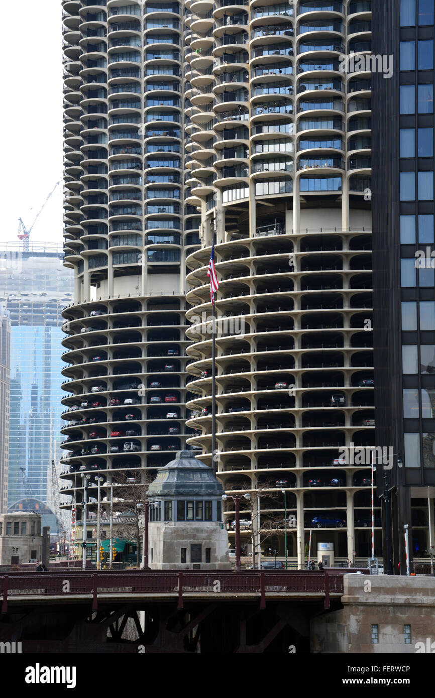 Marina City Towers an den Ufern des Chicago River, Chicago, Illinois. Stockfoto