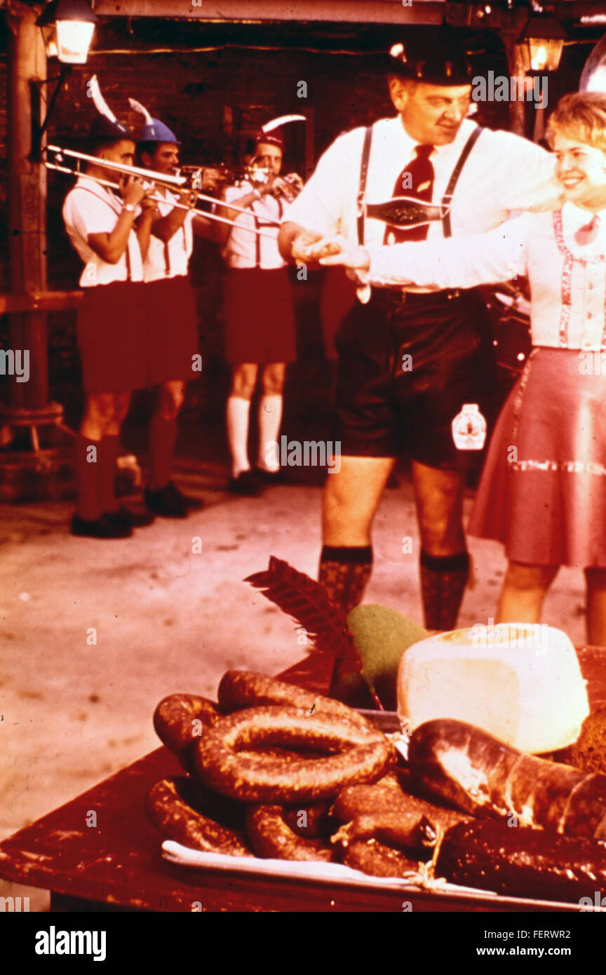Das Wurstfest, das in den 1970er Jahren in New Braunfels, Texas, stattfindet, ist ein traditionelles deutsches Festival, das das Erbe der Region feiert. Die Veranstaltung bietet deutsche Musik-, Gastronomie- und Kulturvorführungen, die große Menschenmassen anziehen. Es würdigt die deutschen Einwanderer und ihren Einfluss auf die lokale Kultur und Küche, insbesondere Würstchen, Bier und bayerische Traditionen. Stockfoto