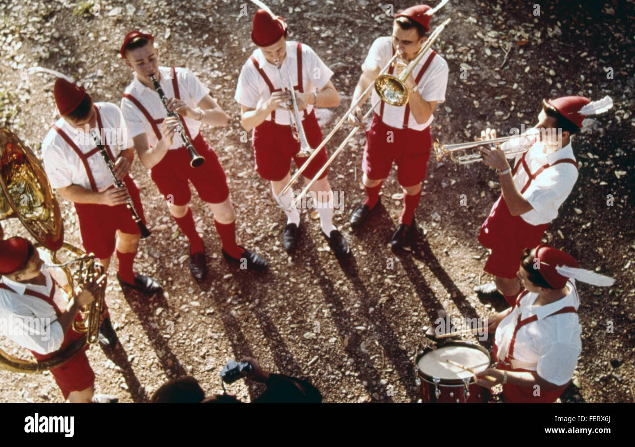 Das Wurstfest in New Braunfels, Texas, ist ein jährlich stattfindendes Festival zur Feier der deutschen Kultur und des kulturellen Erbes. Dieses Foto aus den 1970er Jahren zeigt die lebhafte Atmosphäre der Veranstaltung mit traditioneller deutscher Küche, Musik und Kostümen, die die kulturelle Vielfalt der Region während dieser Zeit widerspiegeln. Stockfoto