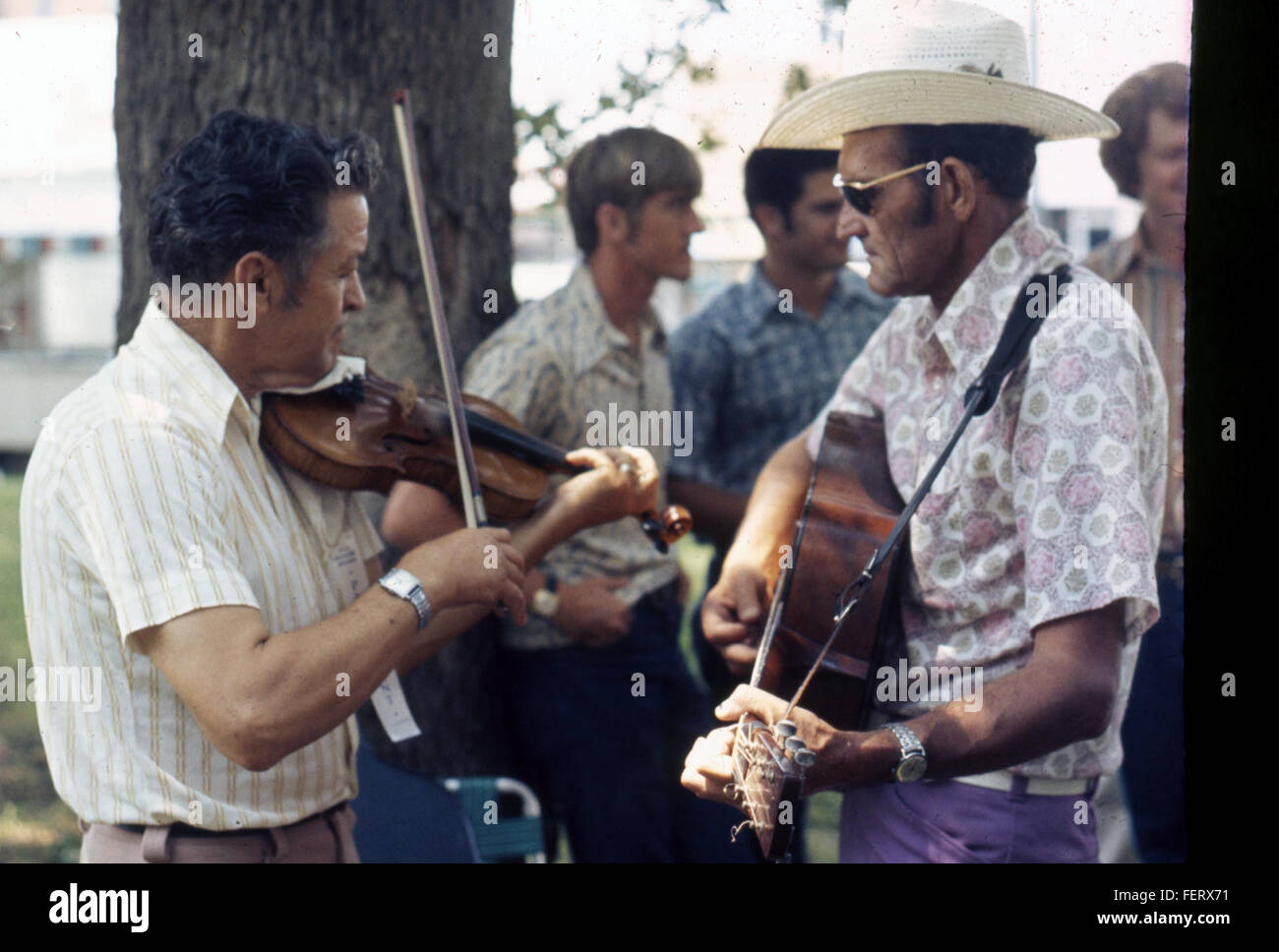 Ein Foto vom Old Fiddler's Contest 1973 in Athen, Texas, mit einem traditionellen Musikwettbewerb. Das Bild zeigt die Teilnehmer und die festliche Atmosphäre der Veranstaltung, eine Feier der Country-Musik und des Fiddling. Stockfoto