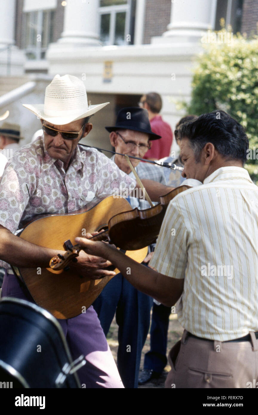 Ein Foto vom Old Fiddler's Contest 1973 in Athen, Texas. Das Bild fängt lokale Teilnehmer an dieser jährlichen Veranstaltung ein und zeigt die kulturelle Bedeutung von Fiddling und Country-Musik in texanischen Traditionen. Stockfoto