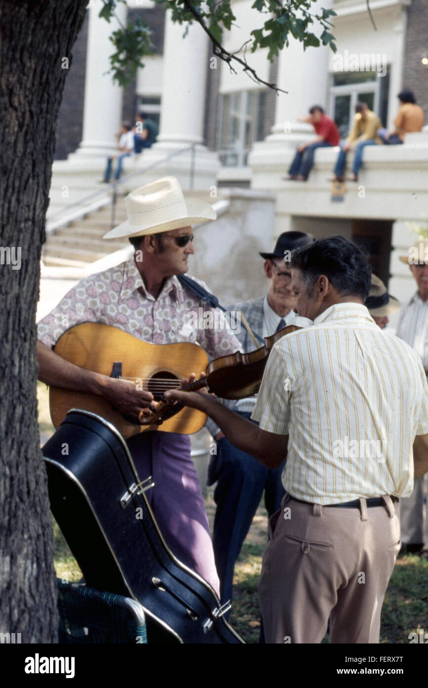 Der Old Fiddler's Contest in Athen, Texas, wurde 1973 aufgenommen. Bei dieser Veranstaltung wird das traditionelle amerikanische Fiddling vorgestellt, ein wichtiger Teil der texanischen Kultur und des Kulturerbes. Stockfoto