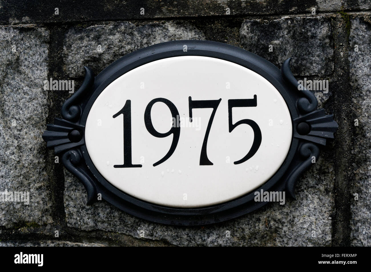 1975-Hausnummer auf verzierten ovale Plakette Stockfoto
