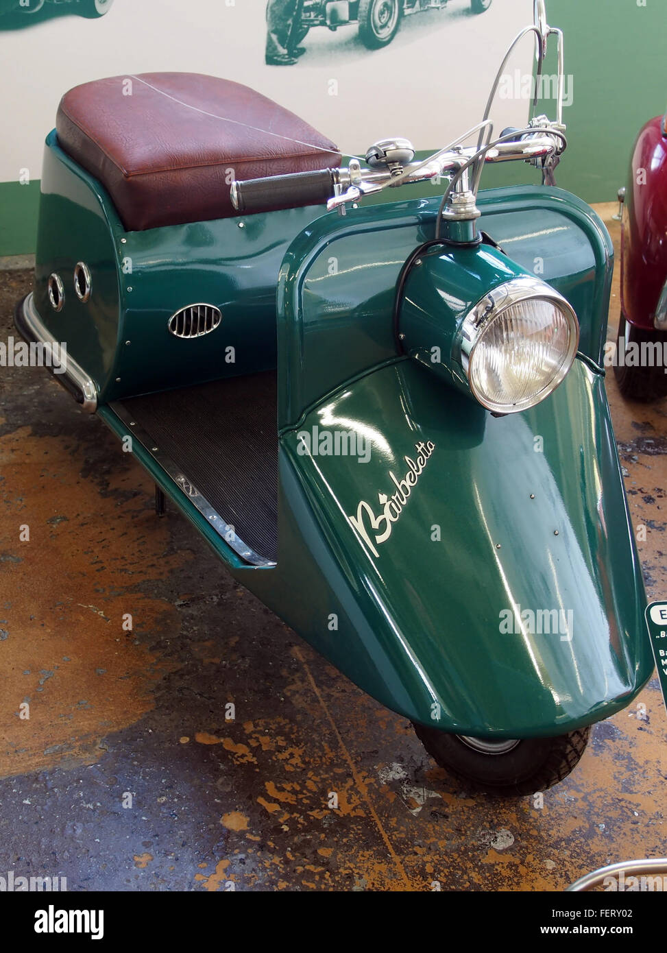 Der 1953 BC3A4rveletta ist ein Sonderfahrzeug mit 38 ccm Motor und 1 PS, das für Geschwindigkeiten bis zu 30 km/h ausgelegt ist Es ist ein einzigartiges Beispiel für die Handwerkskunst und Ingenieurskunst von Fahrzeugen aus den frühen 1950er Jahren Stockfoto