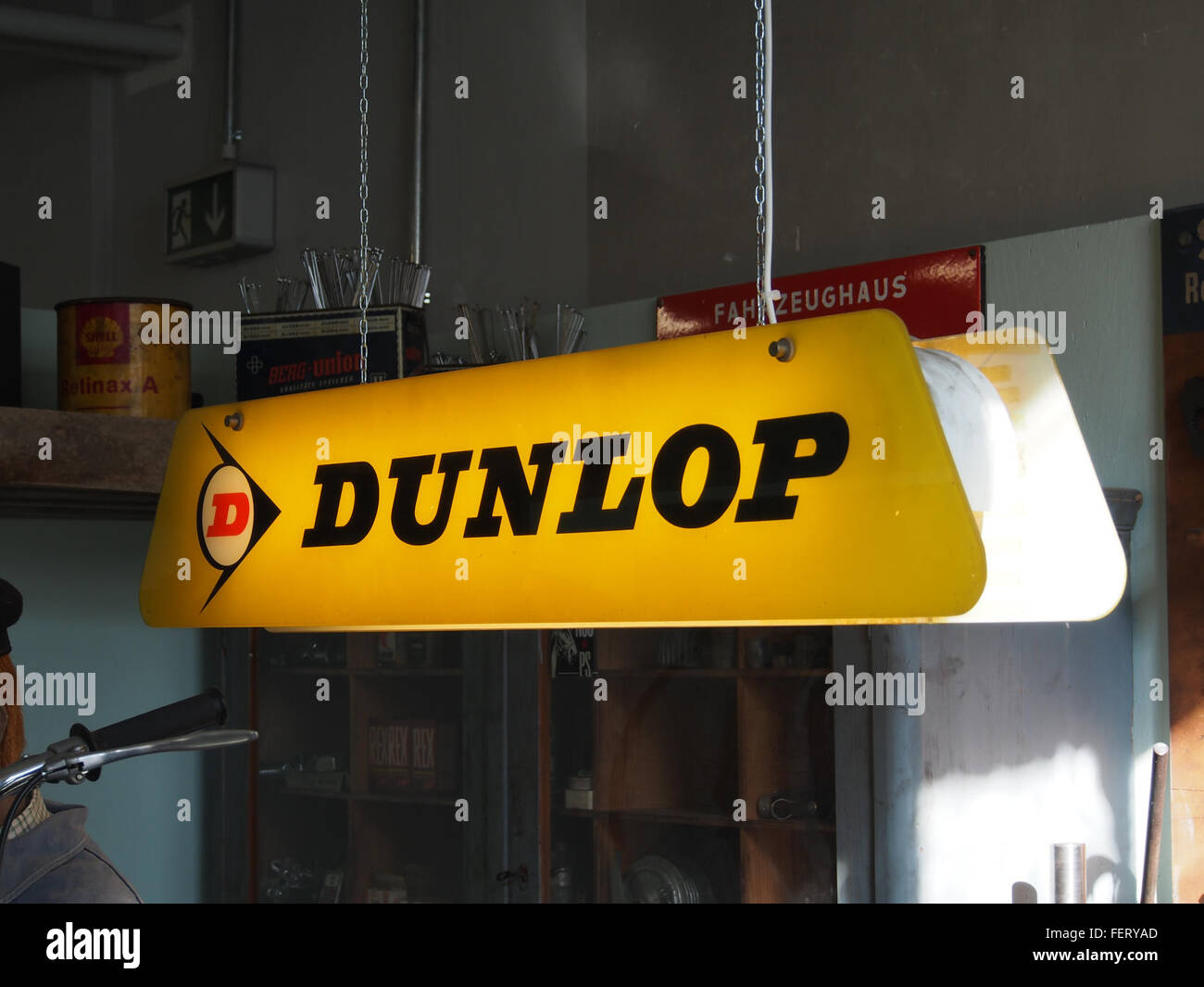 Dunlop, leuchtende Werbeschild, Auto & Uhrenwelt Schramberg Stockfoto