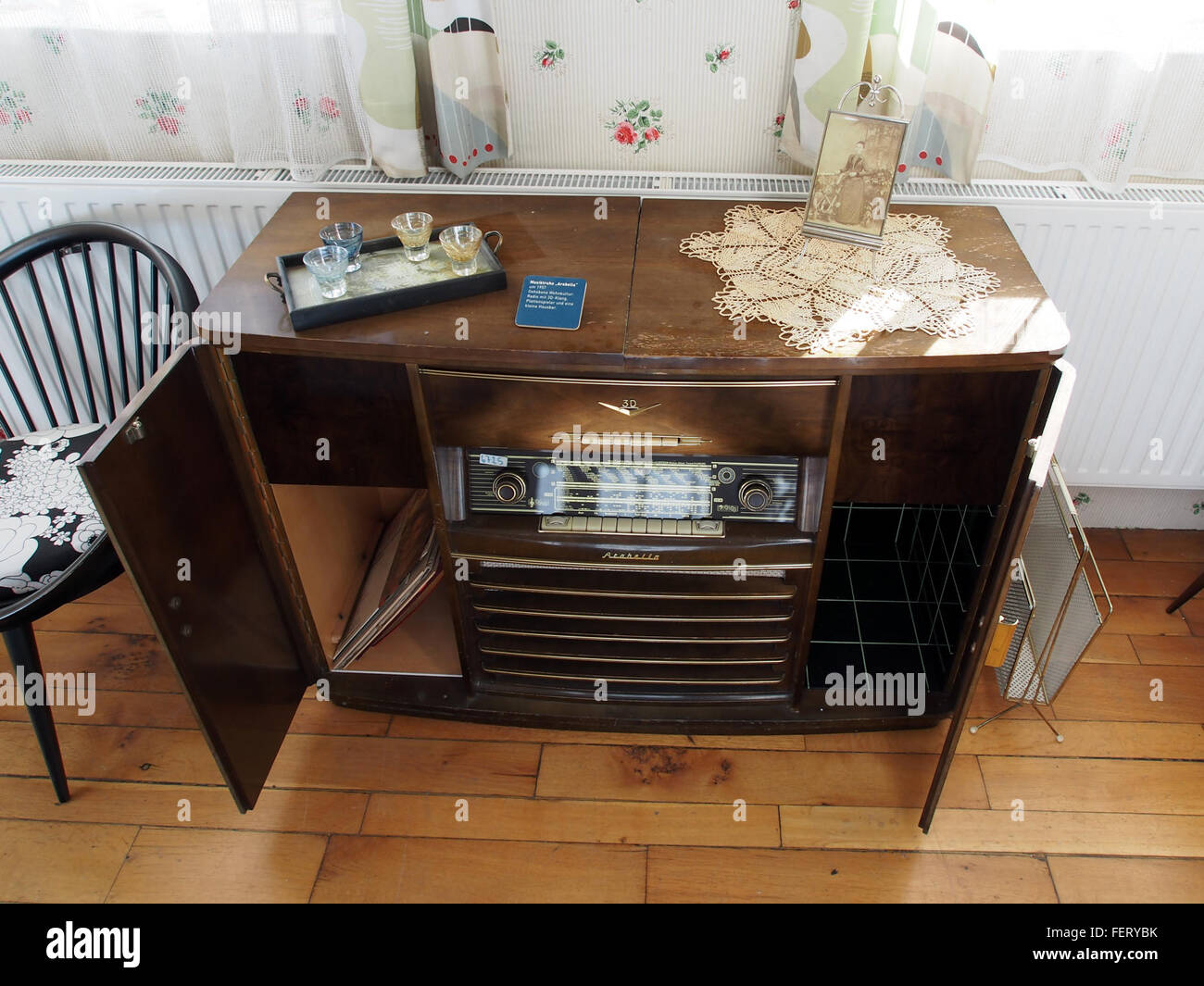 Die 1957 Musiktruhe Arabella ist ein Vintage-Musikkabinett aus den späten 1950er Jahren Dieses Modell kombiniert Funktionalität und Retro-Design, das in europäischen Häusern Mitte des 20. Jahrhunderts als Musik- und Radiokonsole beliebt ist. Stockfoto