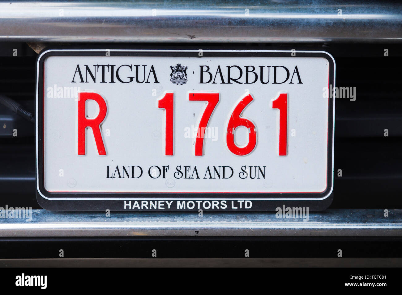 Typische Antiguan Auto Fahrzeug hintere Nummernschild mit dem Motto "Land der Sonne und Meer', Antigua und Barbuda, West Indies Stockfoto
