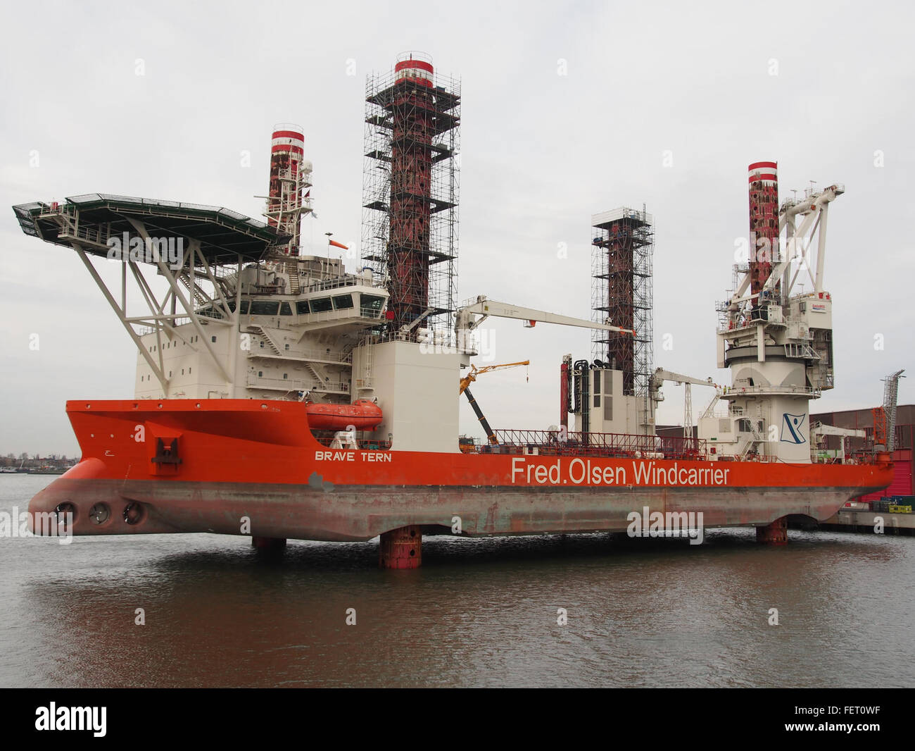 Die Brave Tern (IMO 958378) liegt im Hafen von Rotterdam. Dieses Schiff gehört zur Offshore-Windenergieindustrie und ist für Installations- und Wartungsaufgaben ausgelegt. Stockfoto