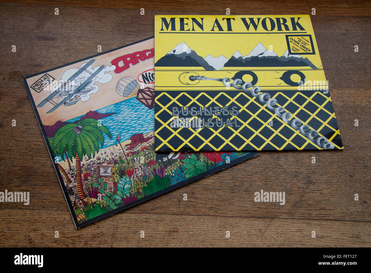Die Abdeckungen der beiden Alben von Men At Work Cargo und Business As Usual Stockfoto