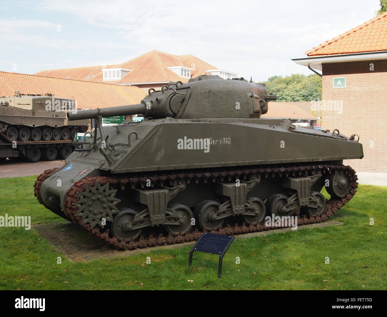 Der Sherman M4 (105), ein mittlerer Panzer aus dem Zweiten Weltkrieg, ist im Cavalerie Museum ausgestellt. Dieser Panzer spielte während des Krieges eine entscheidende Rolle und ist Teil der kriegsgeschichtlichen Ausstellungen. Stockfoto