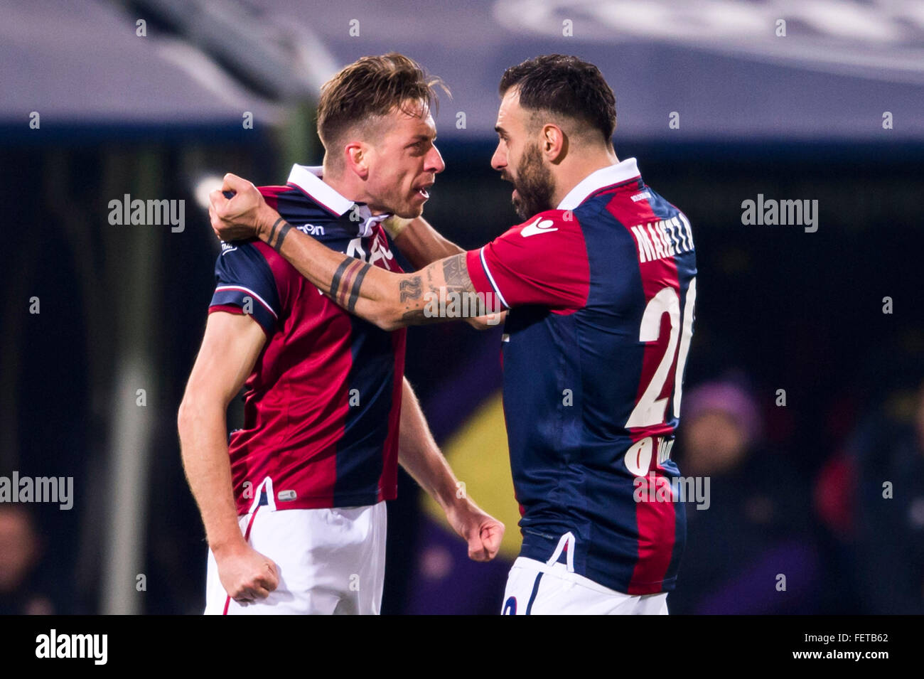 Bologna, Italien. 6. Februar 2016. (L-R) Emanuele Giaccherini, Domenico Maietta (Bologna) Fußball: Emanuele Giaccherini von Bologna feiert erzielte sein erste Tor Seite während des italienischen "Serie A"-Spiels zwischen Bologna 1-1 Fiorentina Stadium Renato Dall Ara in Bologna, Italien. © Maurizio Borsari/AFLO/Alamy Live-Nachrichten Stockfoto