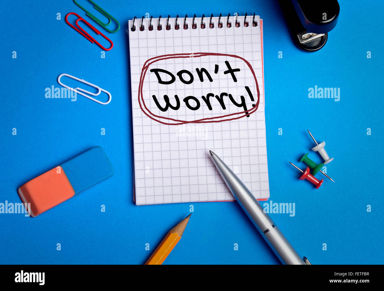 Mach dir keine Sorgen Sie Wort schreiben auf Papier Stockfoto