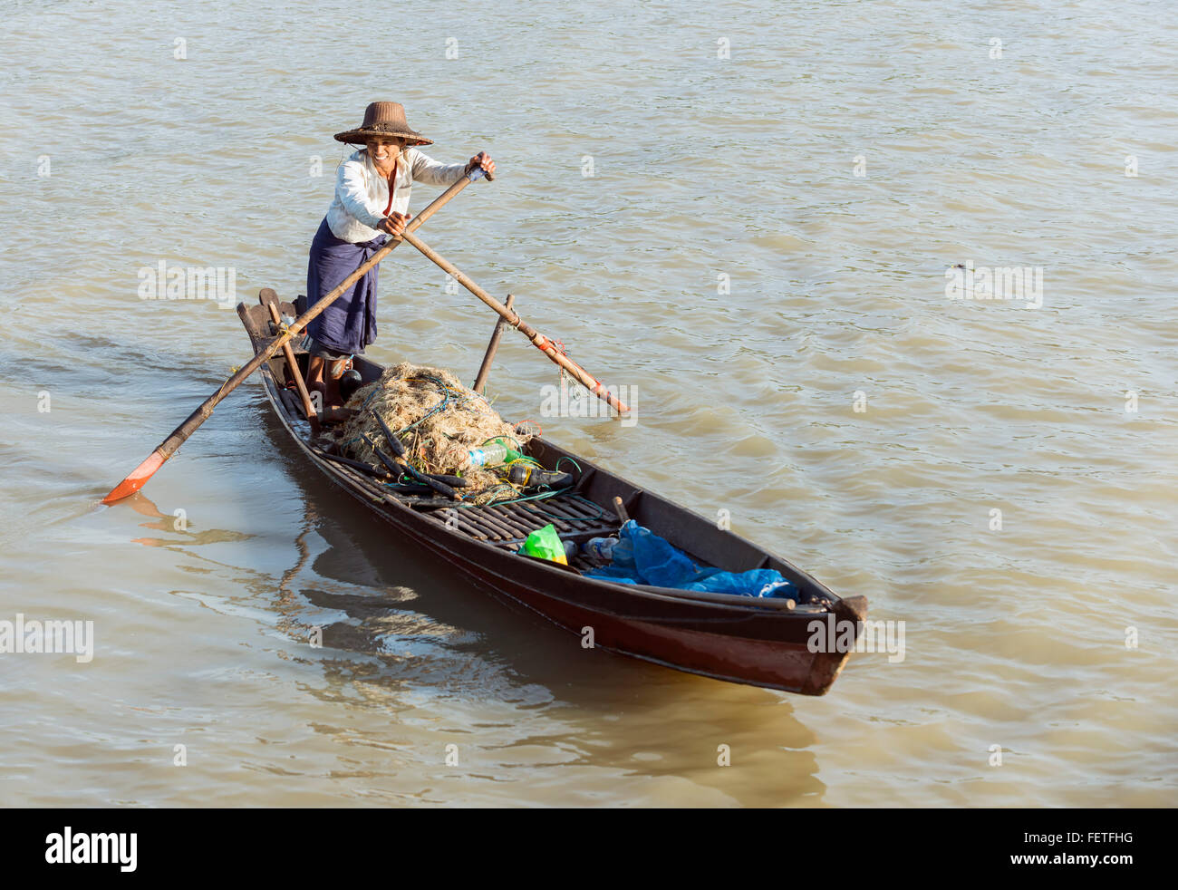 Rudern auf dem Irrawaddy Fluss, Burma Stockfoto
