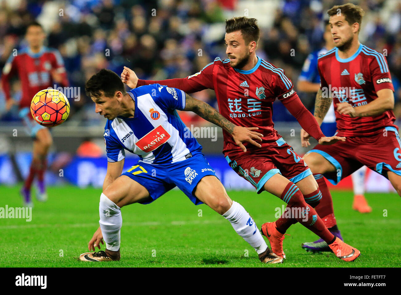 Barcelona, Spanien. 8. Februar 2016. RCD Espanyol paraguayischen Mittelfeldspieler Hernan Perez (L) für einen Ball wetteifert Fußball entsprechen Real Sociedad spanischen Verteidiger Hector Hernandez während der spanischen Erstligisten RCD Espanyol Vs Real Sociedad in Cornella del Llobregat, Spanien, 8. Februar 2016. Real Sociedad gewann 5: 0. © Pau Barrena/Xinhua/Alamy Live-Nachrichten Stockfoto