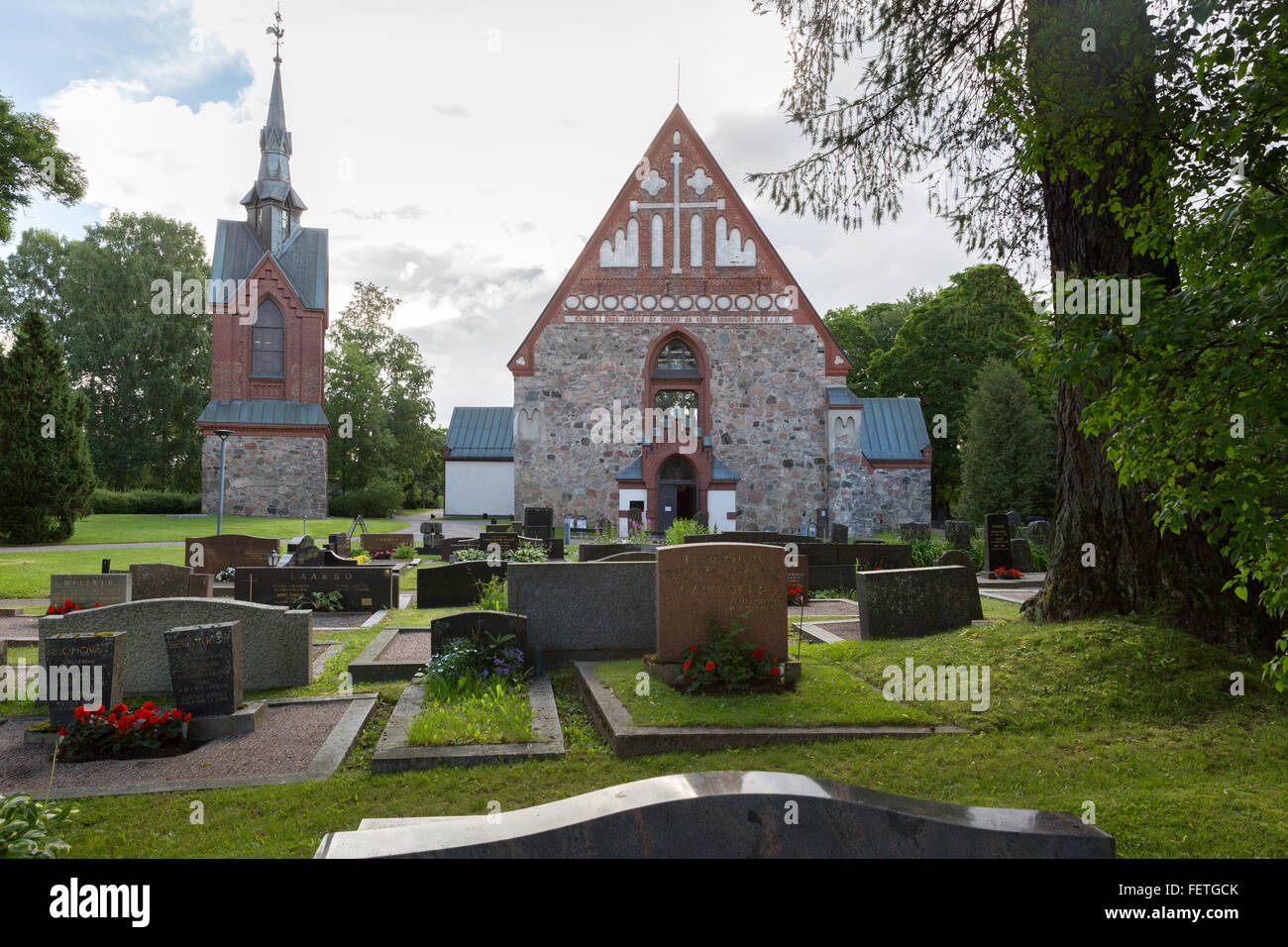 Friedhof und der St.-Laurentius-Kirche in Vantaa, Finnland Stockfoto