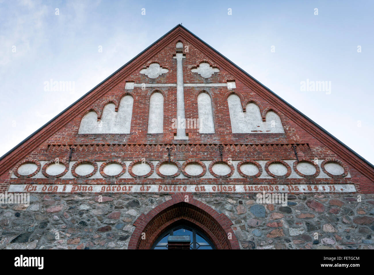 Die St.-Laurentius-Kirche Dachgiebel mit dem Text der Psalmen 84:10 in Vantaa, Finnland Stockfoto