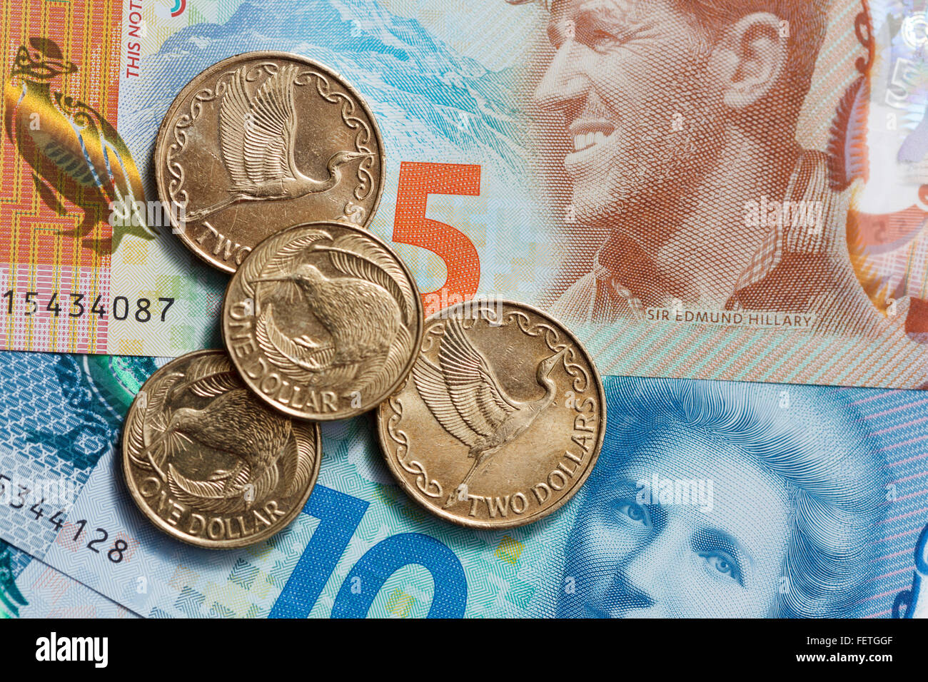 Neuseeland Währung, neue Kunststoff Kiwi-Dollar-Banknoten und Münzen, zehn, fünf, zwei, eins Konfessionen. $10 $5 $2 $1 Stockfoto