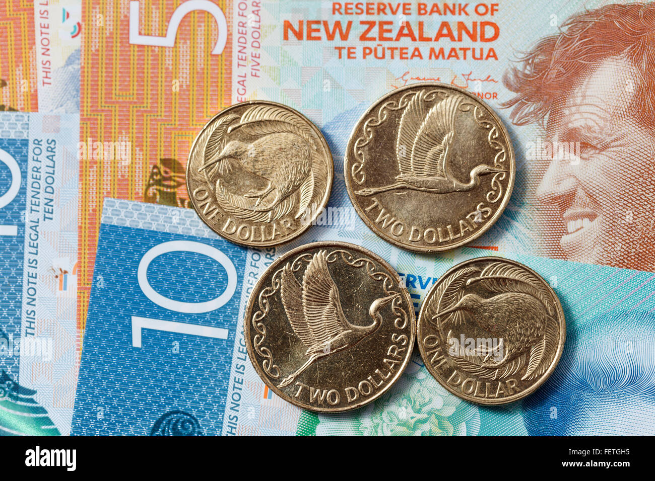 Neuseeland Wahrung Neue Kunststoff Kiwi Dollar Noten Und Munzen Zehn Funf Zwei Eins Konfessionen 10 5 2 1 Stockfotografie Alamy