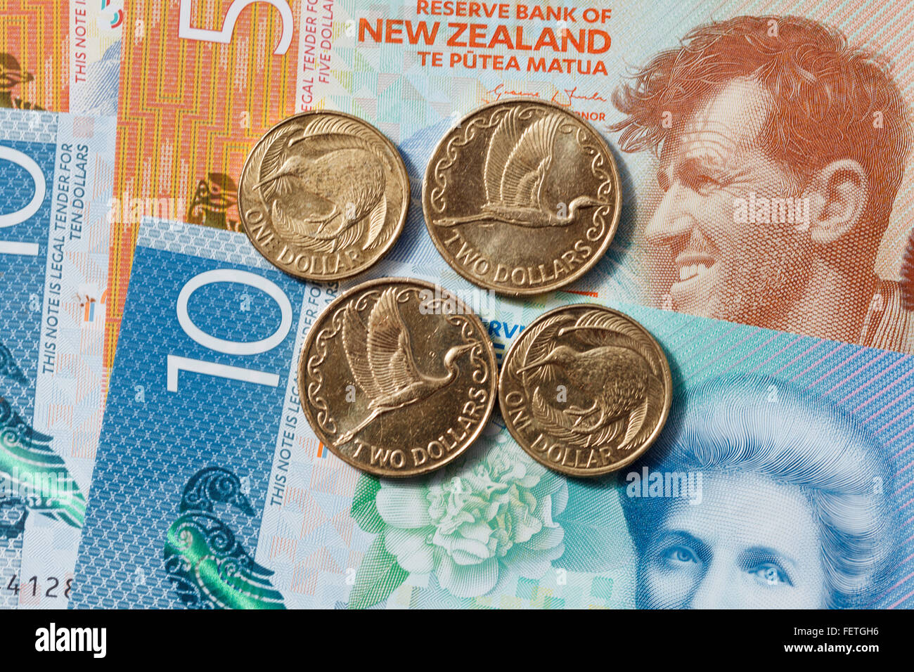 Neuseeland Währung, neue Kunststoff / Polymer-Kiwi-Dollar-Banknoten und-Münzen, zehn, fünf, zwei, eins Konfessionen. $10 $5 $2 $1 Stockfoto
