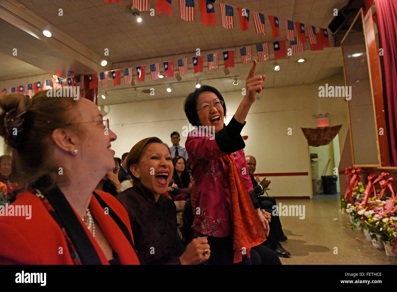 New York, Vereinigte Staaten von Amerika. 8. Februar 2016. Borough President Gail Brewer (Lt) Representative Nydia Velasquez und Mitglied CCBA im Mott St Auditorium. Viel von Lower Manhattan lebendig in Ton und Farbe wie das Jahr des Affen mit Pyrotechnik, eingeleitet wurde Kostüme, einen Schlüssel zur Chinatown und einer bürgermeisterlichen Pressekonferenz Vorsichtsmaßnahmen für zusätzliche Schnee vorhergesagt, später in der Woche zu verkünden. Bildnachweis: Andy Katz/Pacific Press/Alamy Live-Nachrichten Stockfoto