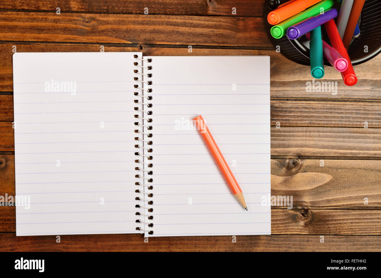 Leere Notepad und Box mit bunten Marker auf Tisch Stockfoto