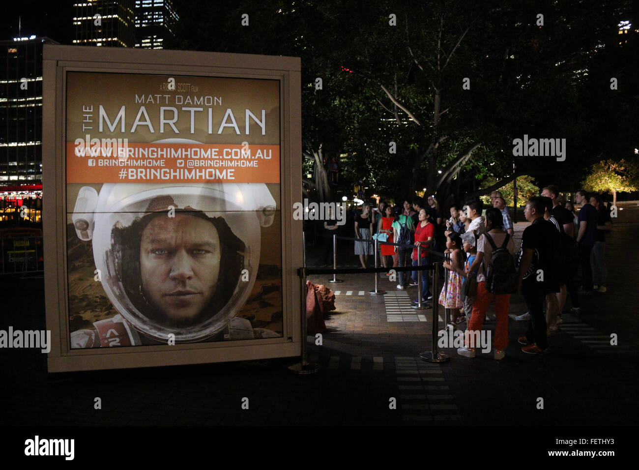 Sydney, Australien. 9. Februar 2016. Australien Astronaut, Josh Richards wurde in einem speziell gebauten Raum HAB für fünf Tage in Sydneys Circular Quay, The Martian zu fördern gelegt. Die Öffentlichkeit kann ihn anzeigen, wie er seine täglichen Aktivitäten nachgeht. Bildnachweis: Richard Milnes/Alamy Live-Nachrichten Stockfoto