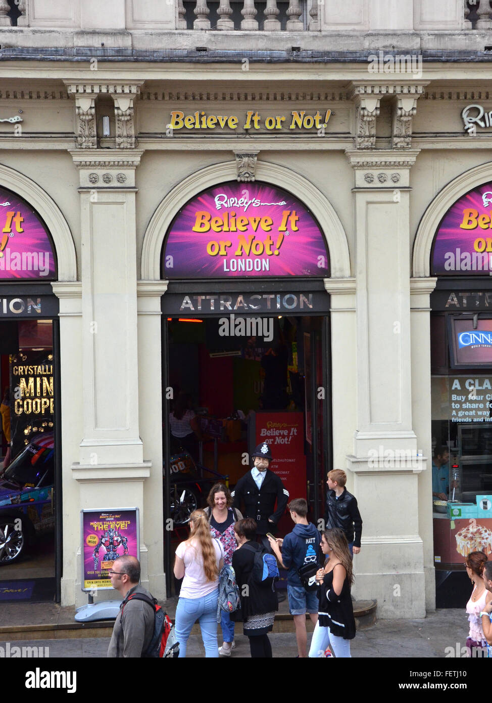 LONDON - AUGUST 6: Ripleys glauben Ir oder nicht! London, gezeigt am 6. August 2015, umfasst mehr als 700 Artefakte. Stockfoto