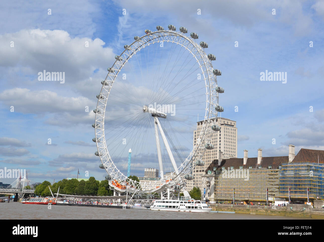 LONDON - AUGUST 6: Der 135-Meter hohen Coca-Cola London Eye, gezeigt am 6. August 2015, ist die größte freitragende Beobachtung Whe Stockfoto