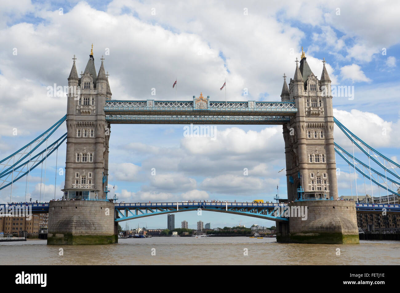 LONDON - AUGUST 6: Tower Bridge, gezeigt von der Themse am 6. August 2015, umfasst Glasböden in den Gängen installiert Stockfoto