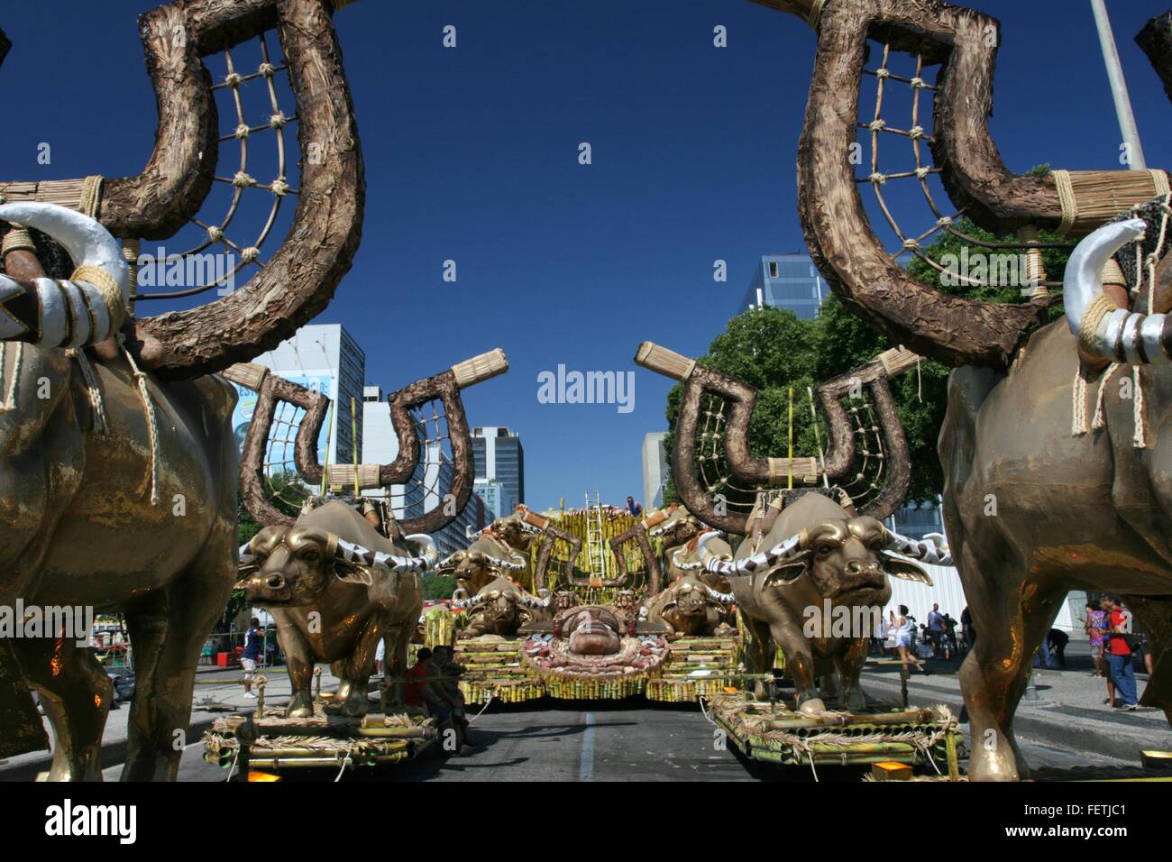 Rio De Janeiro, Brasilien, 8. Februar 2016. Float von GRES Estação Primeira de Mangueira, Stunden vor Rio 2016 Karneval Parade der Sambaschulen. Bildnachweis: Maria Adelaide Silva/Alamy Live-Nachrichten Stockfoto